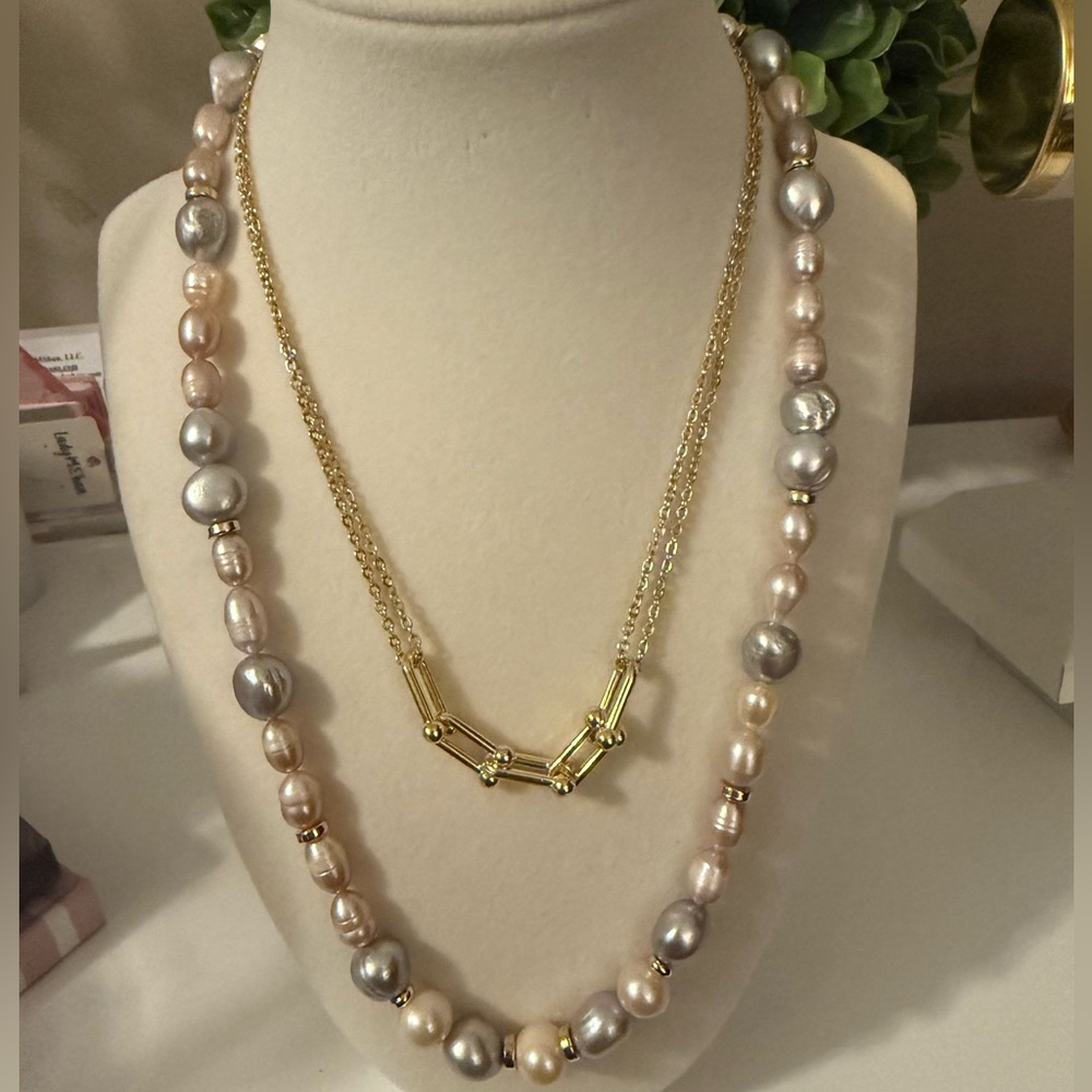 Freshwater Pearl Necklace w/
Connecting Chain